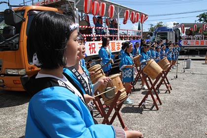  三条市厚生福祉会館駐車場で行われたふれ太鼓、四日町小学校