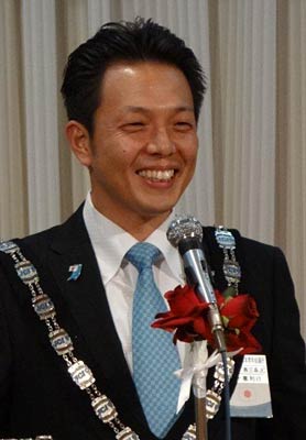 あいさつする2012年度理事長に決まった五十嵐さん