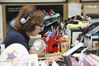 配信作業のオペレートを行うマルチメディア事業部の武田修美さん