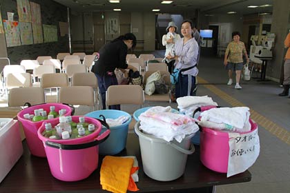 5日の三条市総合福祉センターに設置された三条市災害ボランティアセンター三条本部、作業から帰ったボランティアにぬれタオルと冷たいドリンク