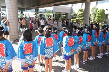 三条市総合福祉センターで避難所の人たちの前で「三条凧ばやし」を披露する四日町小児童