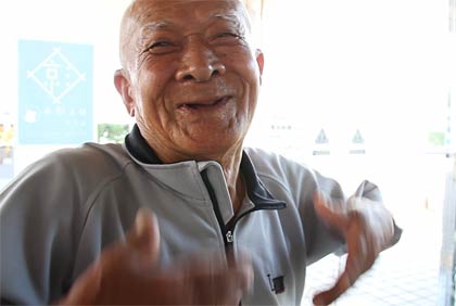 四日町小の児童の演奏に大感激していた南相馬市から避難している内藤さん