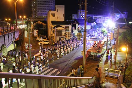 第7回三条夏まつり初日5日、目抜き通りを歩行者天国にして行われた民謡流しに約3,000人が踊りの輪をつくる