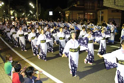 踊り浴衣で整然とした踊りを披露する