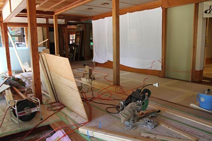 「嵐渓荘」はロビーは床板や壁紙の張り替え進み10日に営業再開