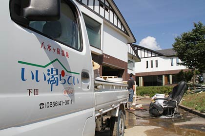 建物裏でも家具類やリクライニングシートを洗う