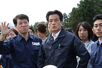 三条市など被災地の現地視察に訪れた民主党の岡田幹事長、江口地内の堤防決壊現場で