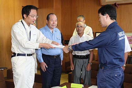 国定市長から泉田知事に災害復旧に関する要望書を提出