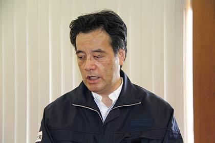 あいさつする岡田幹事長