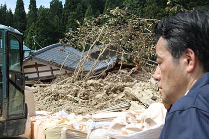  江口地内の堤防決壊現場の視察