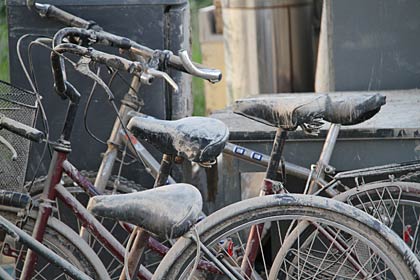 泥だらけになった自転車やロッカー