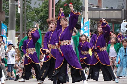 大花火大会を前に目抜き通りを歩行者天国にして三条総踊り