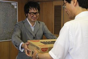フード＆バー「noanoa」の石橋店主が東日本大震災で燕市内に避難している人たちのためにカップ麺600個余りを寄付
