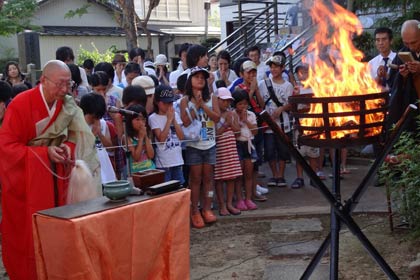 ことしも「そろばんの日」の8日、三条市・宗正寺のそろばん塚の前で行われた三条珠算学校のそろばん供養