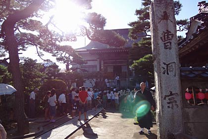  午後4時でも31.6度、猛暑の境内