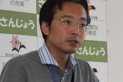 定例記者会見を行う国定三条市長