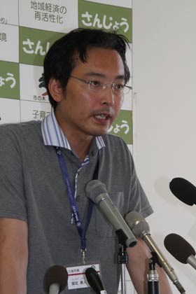 定例記者会見を行う国定三条市長