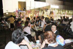 日本金属洋食器工業組合が10日午後4時半から特別開館した燕市産業史料館で金属洋食器製造100周年「エコ＆ナイトミュージアム」、猛暑のなかでにぎわう