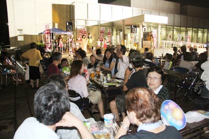 10日夜、燕市産業史料館で開かれた金属洋食器製造100周年「エコ＆ナイトミュージアム」