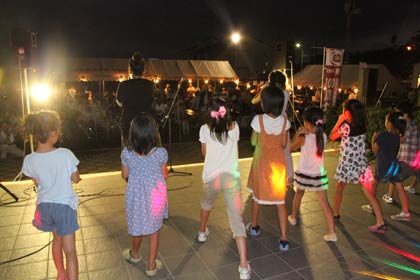 史料館の建物をバックにステージイベント