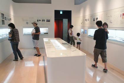 エアコンの効いた館内で史料館解説ツアー