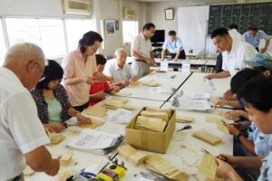 「第一中学校区の学校建設をすすめるためのアンケート」の回答を集計する「小中一体校の問題を考える会」