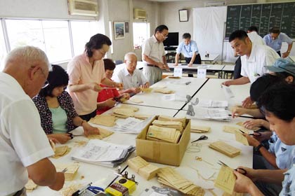 「第一中学校区の学校建設をすすめるためのアンケート」の回答を集計する「小中一体校の問題を考える会」