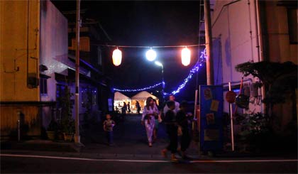 会場入り口ではアスファルトを下駄がたたく乾いた音が響く