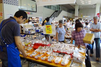 16日まで燕三条地場産業振興センターで開かれている「じばさんお盆フェアー」