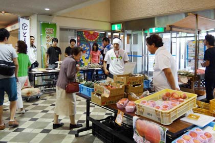 新鮮野菜・加工品即売会のコーナー