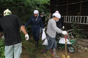 三条市飯田、小柳さん方へボランティアを行う弥彦村商工会青年部