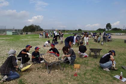 13日に燕・三条総合グラウンドで行われた土砂やがれきの撤去作業