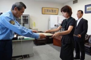 三条署が外国通貨の販売を偽装した詐欺被害を防いだ第四銀行三条北支店職員に感謝状