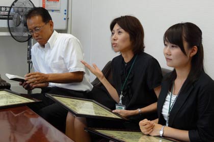 左から唐橋支店長、渡辺支店長代理、窓口の池ノ上さん