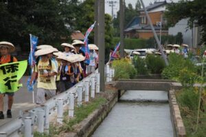 16日始まった燕三条青年会議所主催の「寺子屋つばさ100km徒歩の旅」、ゴールを目指して歩く子どもたち
