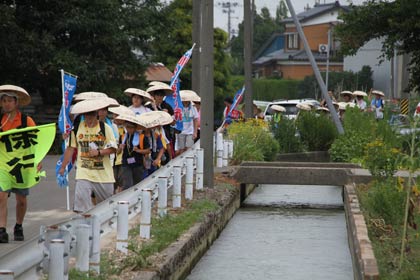 16日始まった燕三条青年会議所主催の「寺子屋つばさ100km徒歩の旅」、ゴールを目指して歩く子どもたち