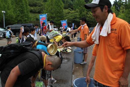 ゴールして首筋に水をかけてもらって涼を呼ぶ