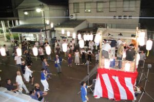 分水商工会青年部の初めて「分水まちなか盆踊り」は予想を上回る人出で、申し合わせたように「来年も」と大好評