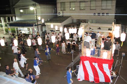 燕市・分水商工会青年部が初めて開いた「分水まちなか盆踊り」