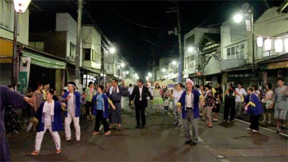 商店街が舞台となって昭和のテーマパークのような郷愁にあふれる
