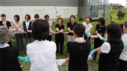 円陣を組みんで「やるぞ！」を三唱して作業開始