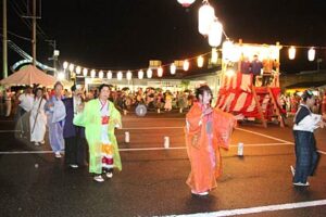 燕市国上・道の駅国上で開かれた「ふれあいパーク久賀美」の第6回久賀美仮装盆踊り大会