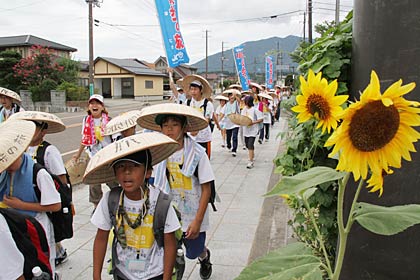 ゴール目前の燕三条青年会議所主催「寺子屋つばさ100km徒歩の旅」