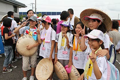 この日で別れる友だちと記念撮影