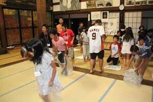 燕市・福勝寺で22、23の1泊2日の子ども研修会、小学生29人が参加して本堂で寝泊まり