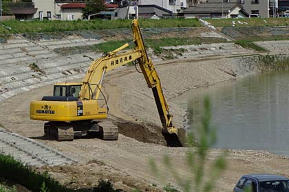 昭栄大橋付近で行われている五十嵐川堤防の復旧工事