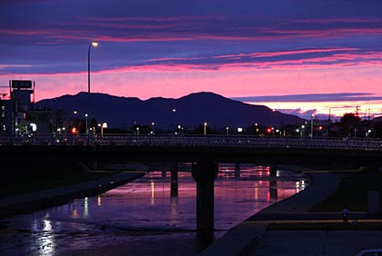  加茂市で加茂川に架かる旭橋右岸たもと付近から夕焼けと弥彦山を映す加茂川