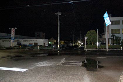  事故のあった交差点、亡くなった町田さんは写真手前から奥へ向かって主要地方道長岡見附三条線を横断してぶつかった