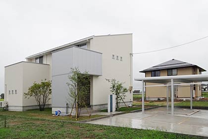 ハンズワタベが「地元住宅会社の安心感×デザイン＝カッコイイ家」2棟同時発表会を開く燕市野中才地内の会場