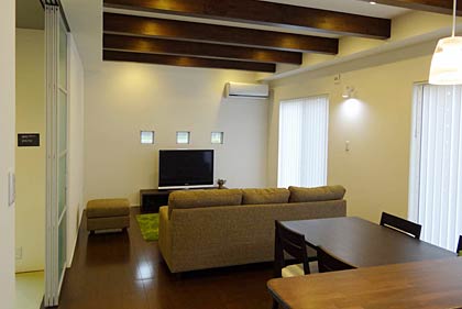 「地元住宅会社の安心感×デザイン＝カッコイイ家」の室内